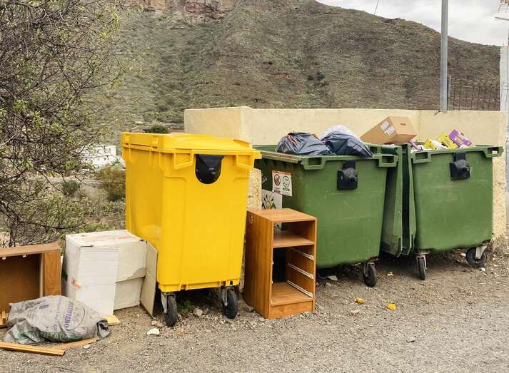 Residuos junto a contenedores/TA.